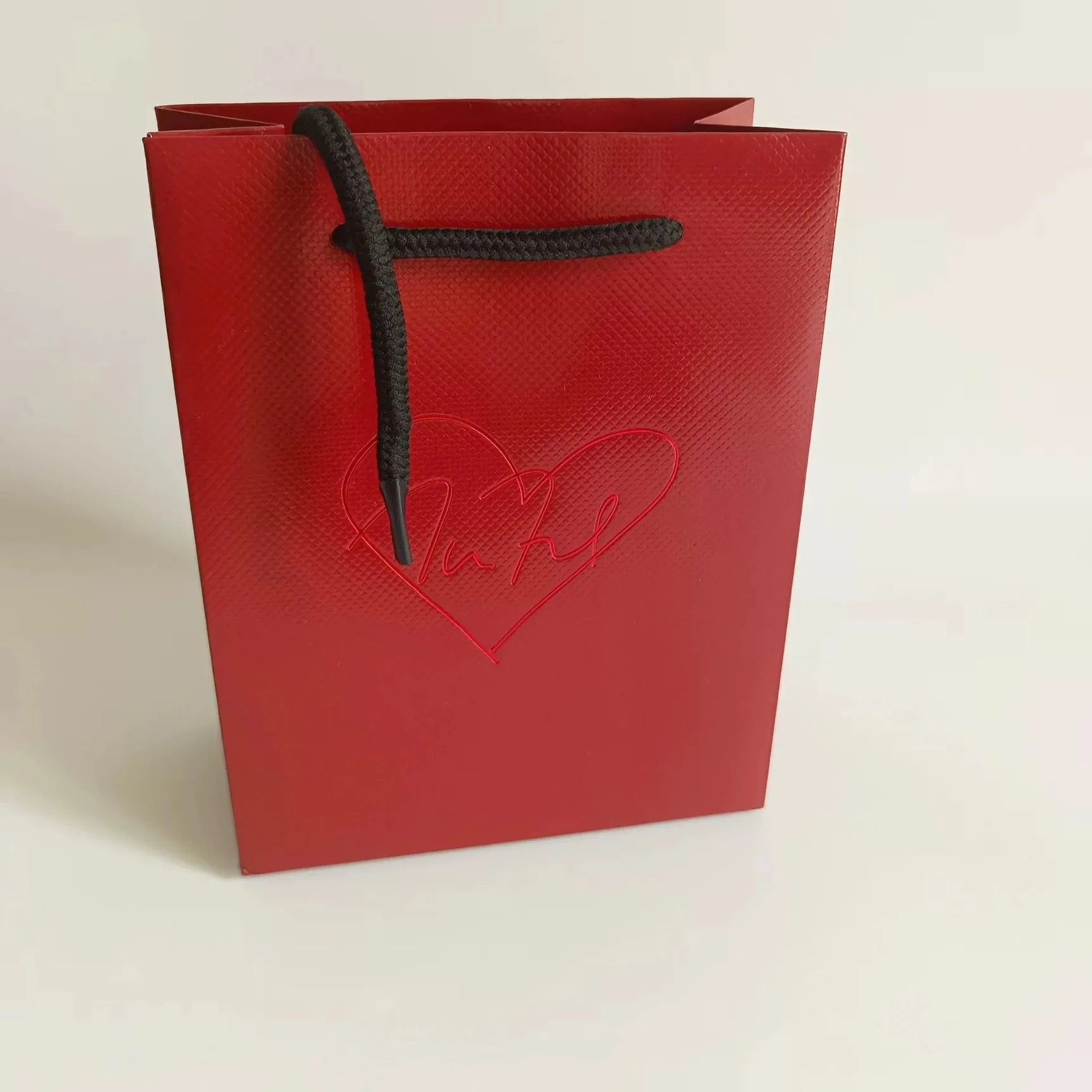 Custom Logo Printing Eco Friendly Luxury Red Rigid Paper Gift Box With Heart Design Matching Bag for Valentines Day Gift Set