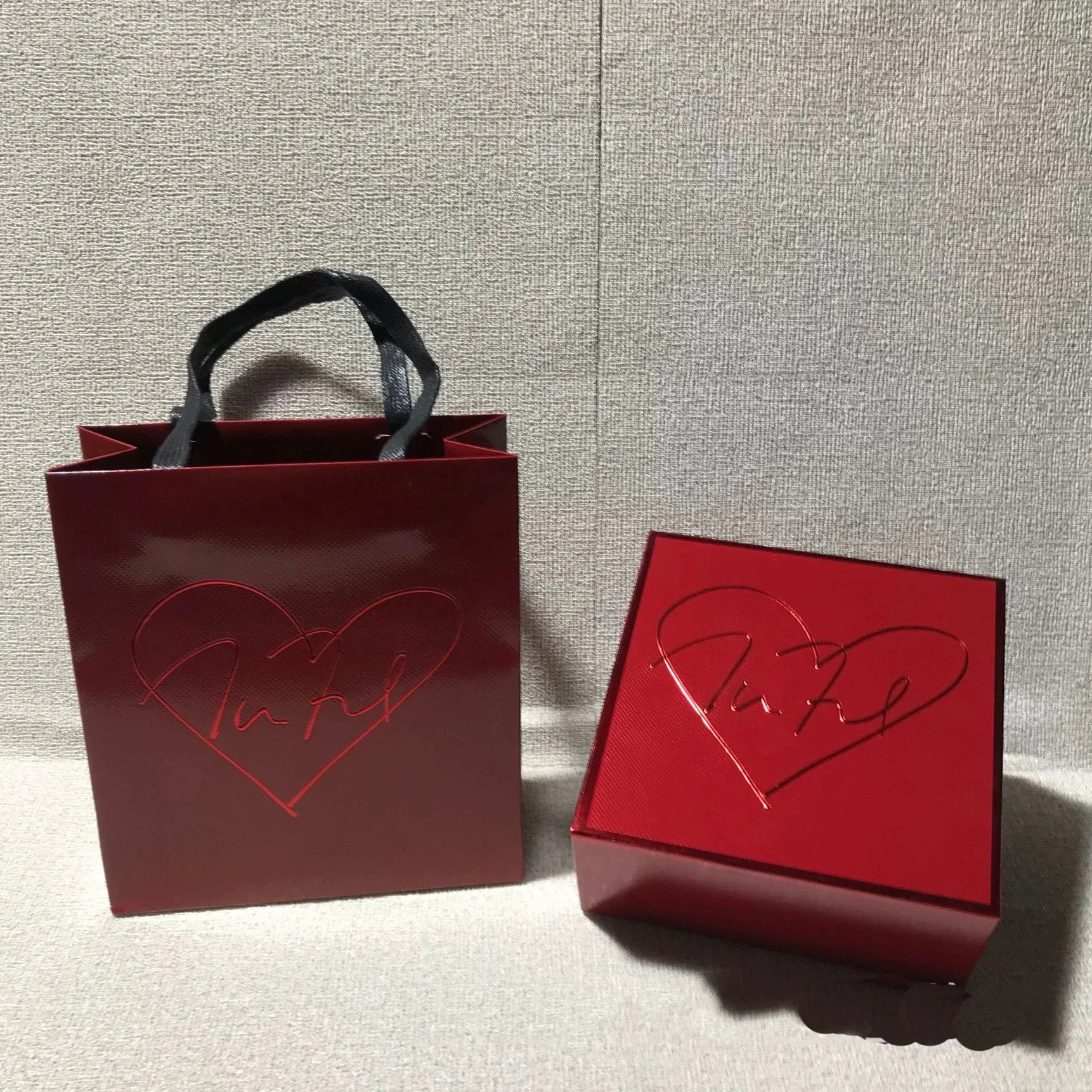 Custom Logo Printing Eco Friendly Luxury Red Rigid Paper Gift Box With Heart Design Matching Bag for Valentines Day Gift Set