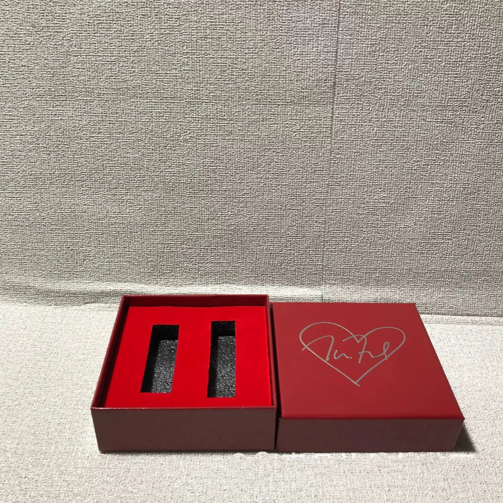 Custom Logo Printing Eco Friendly Luxury Red Rigid Paper Gift Box With Heart Design Matching Bag for Valentines Day Gift Set