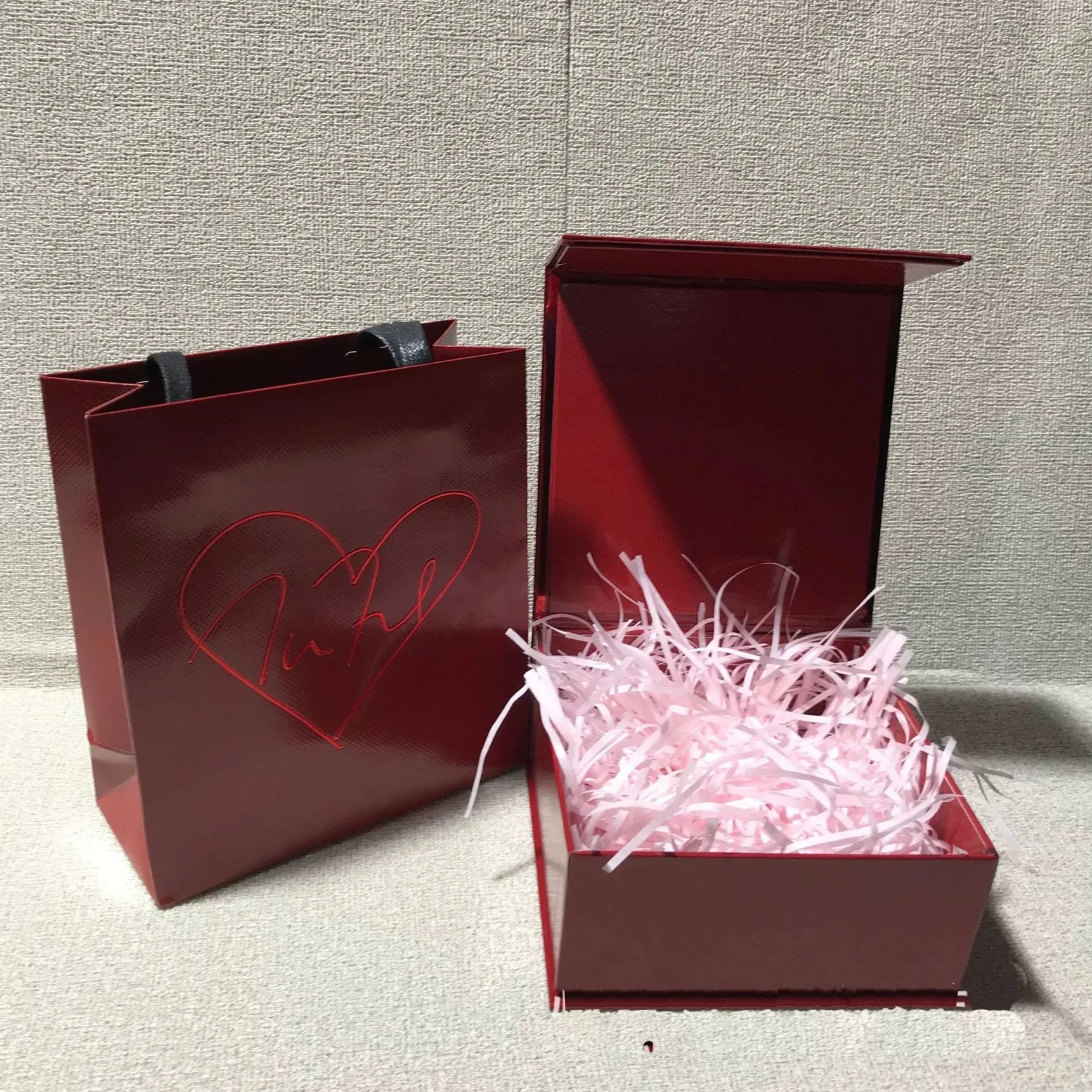 Custom Logo Printing Eco Friendly Luxury Red Rigid Paper Gift Box With Heart Design Matching Bag for Valentines Day Gift Set